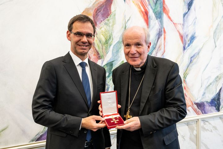 Kardinal Christoph Schönborn mit Ehrenzeichen des Landes in Gold geehrt